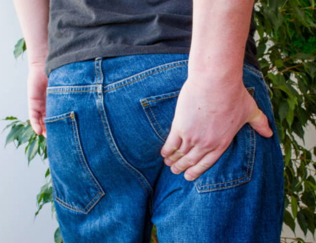 엉덩이 손으로 만지고 있다